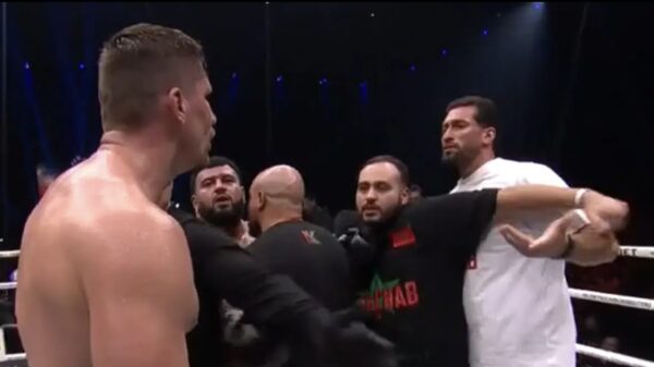 Ruzie in de ring: Rico Verhoeven moet na gevecht trap van Jamal Ben Saddik ontwijken