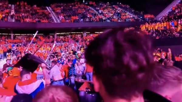 Treurig: meerdere matpartijen in het publiek tijdens avondje Premier League Darts in Ahoy